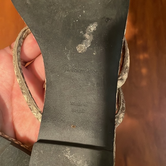 SOLD❌Reformation Ludo Toe Ring Strappy Flat Sandals in Tan Snake - Picture 4 of 6